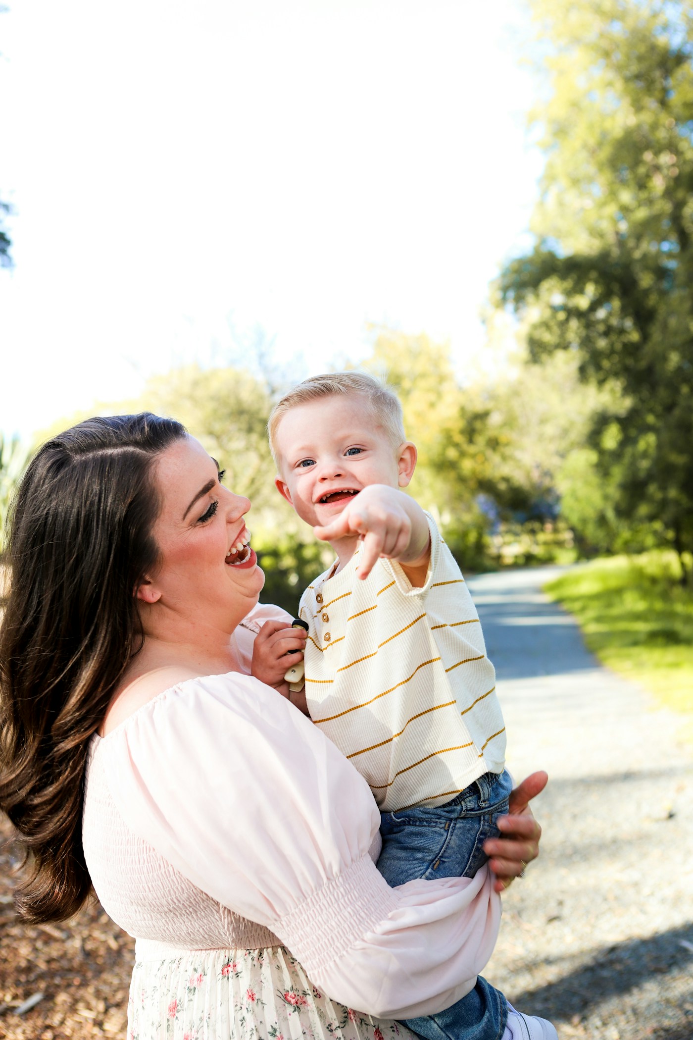 Una mamma e il suo bambino condividono un momento felice all’aperto
